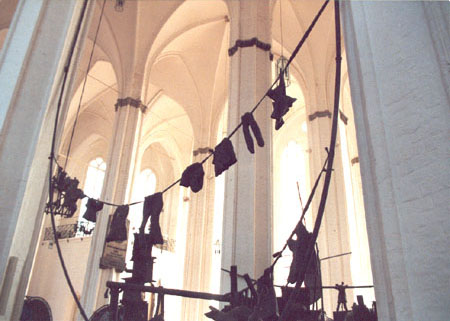 Kinetische und audio-visuelle Installation -3rd floor oder das Königspaar besucht die Vorstadt nach der Krönung-