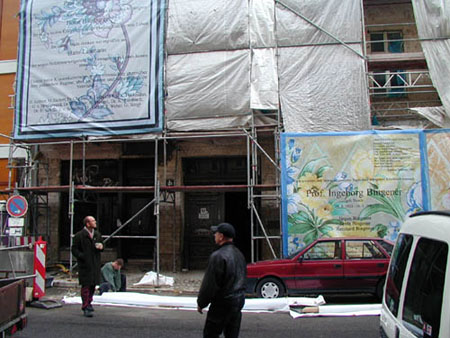 Aufbau der Fassade Auguststr. 61 in Berlin-Mitte