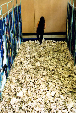 Kinetische Installation -Der letzte Tanz jeden Bezug zur Realit�t verlierend- in der Manege, St. Petersburg 1999