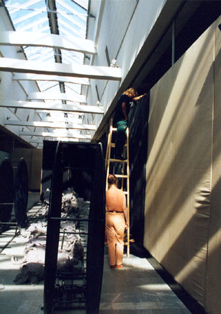 Aufbau der Installation -3rd floor oder das K�nigspaar besucht die Vorstadt nach der Kr�nung-