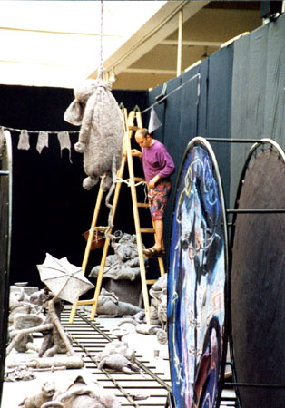 Aufbau der Installation -3rd floor oder das K�nigspaar besucht die Vorstadt nach der Kr�nung-