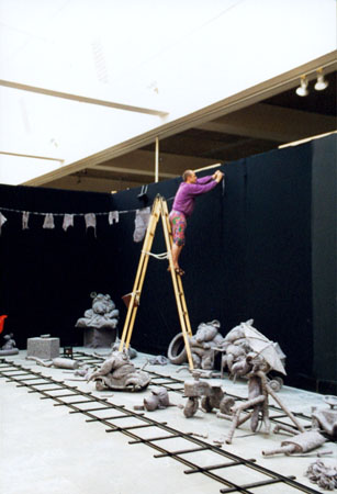 Aufbau der Installation -3rd floor oder das K�nigspaar besucht die Vorstadt nach der Kr�nung-