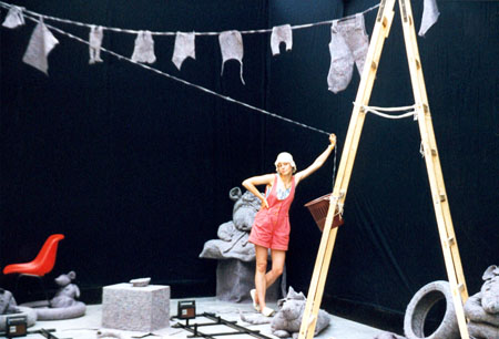 Aufbau der Installation -3rd floor oder das K�nigspaar besucht die Vorstadt nach der Kr�nung-