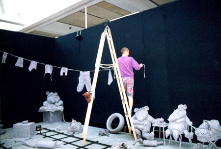 Aufbau der Installation -3rd floor oder das K�nigspaar besucht die Vorstadt nach der Kr�nung-