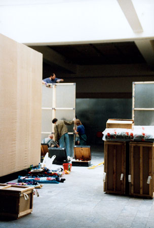 Aufbau der Installation Neptuns Juwelier in der Manege,St. Petersburg 1999