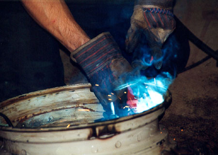 Frank Reinke bei Schleifarbeiten zu Neptuns Juwelier in der art-ambulance, Berlin 1999