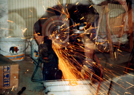 Frank Reinke bei Schleifarbeiten zu Neptuns Juwelier in der art-ambulance, Berlin 1999