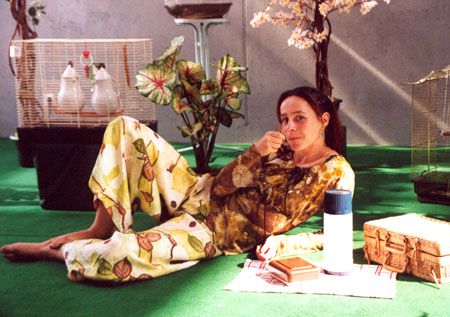 Kerstin beim Picknick im Foyer der Firma Rectus