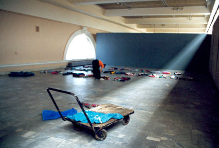Aufbau der Installation Second Hand in der Manege, St. Petersburg 1999