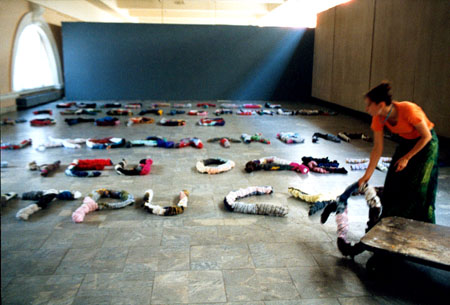 Aufbau der Installation Second Hand in der Manege, St. Petersburg 1999