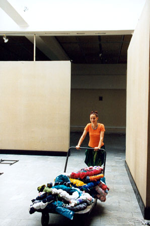 Aufbau der Installation Second Hand in der Manege, St. Petersburg 1999