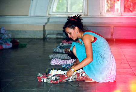 Aufbau der Installation Second Hand in der Manege, St. Petersburg 1999