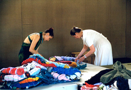 Aufbau der Installation Second Hand in der Manege, St. Petersburg 1999