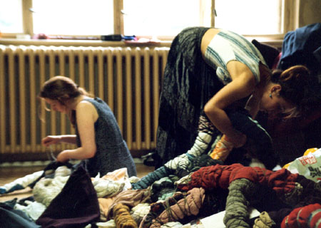 Vorbereitungen f�r die Installation Second Hand in der art-ambulance, Berlin