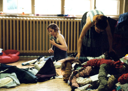 Vorbereitungen f�r die Installation Second Hand in der art-ambulance, Berlin