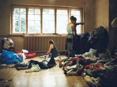 Vorbereitungen f�r die Installation Second Hand in der art-ambulance, Berlin