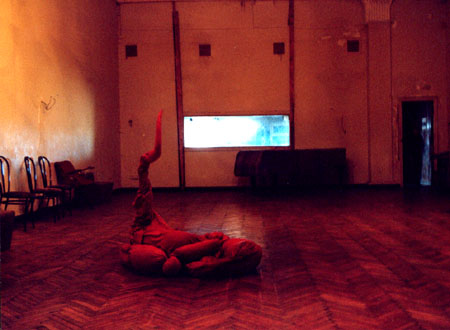 Tanzprobe f�r Hunger im Baltisky Dom mit der T�nzerin Kerstin Heimlich, St. Petersburg 2000